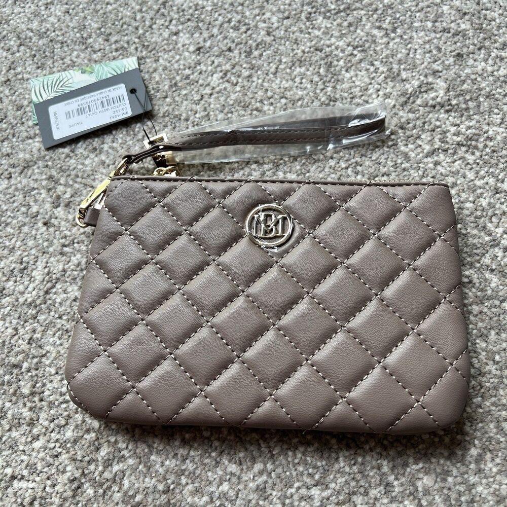 NWT Badgley Mischka Wristlet Quilted Vegan Leather Taupe Gold Zipper‎ Logo